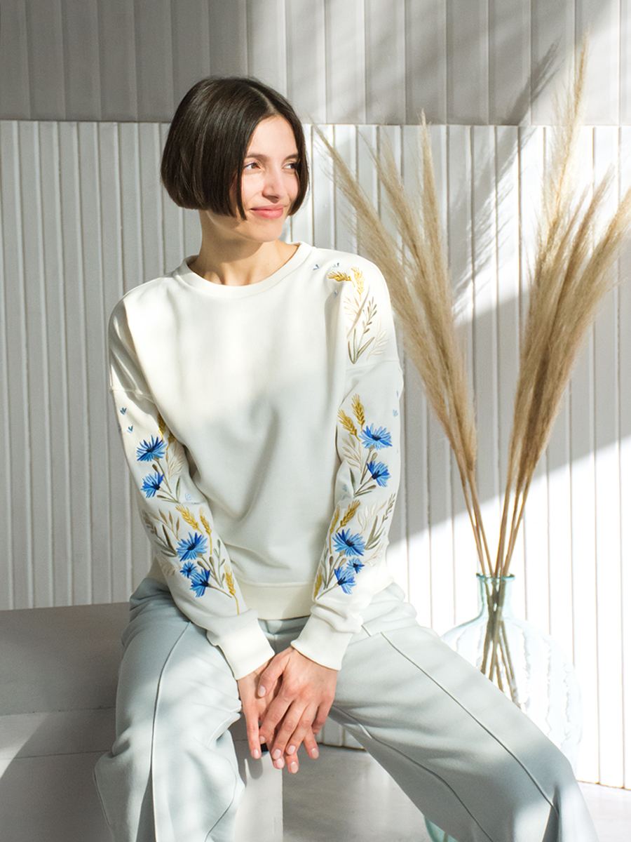 Женский свитшот молочный с вышивкой "Валошкi ў каласах"