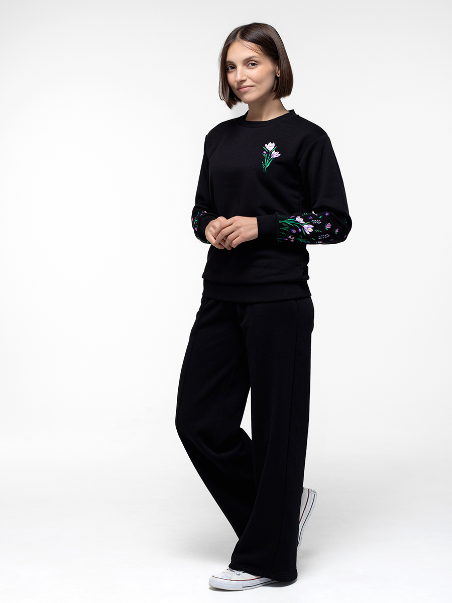 Женский свитшот черный прямого кроя с вышивкой "Крокусы"
