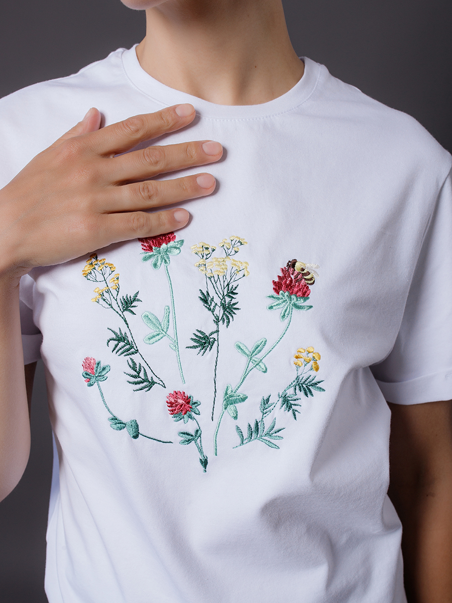 Женская футболка белая оверсайз с вышивкой "Клевер"