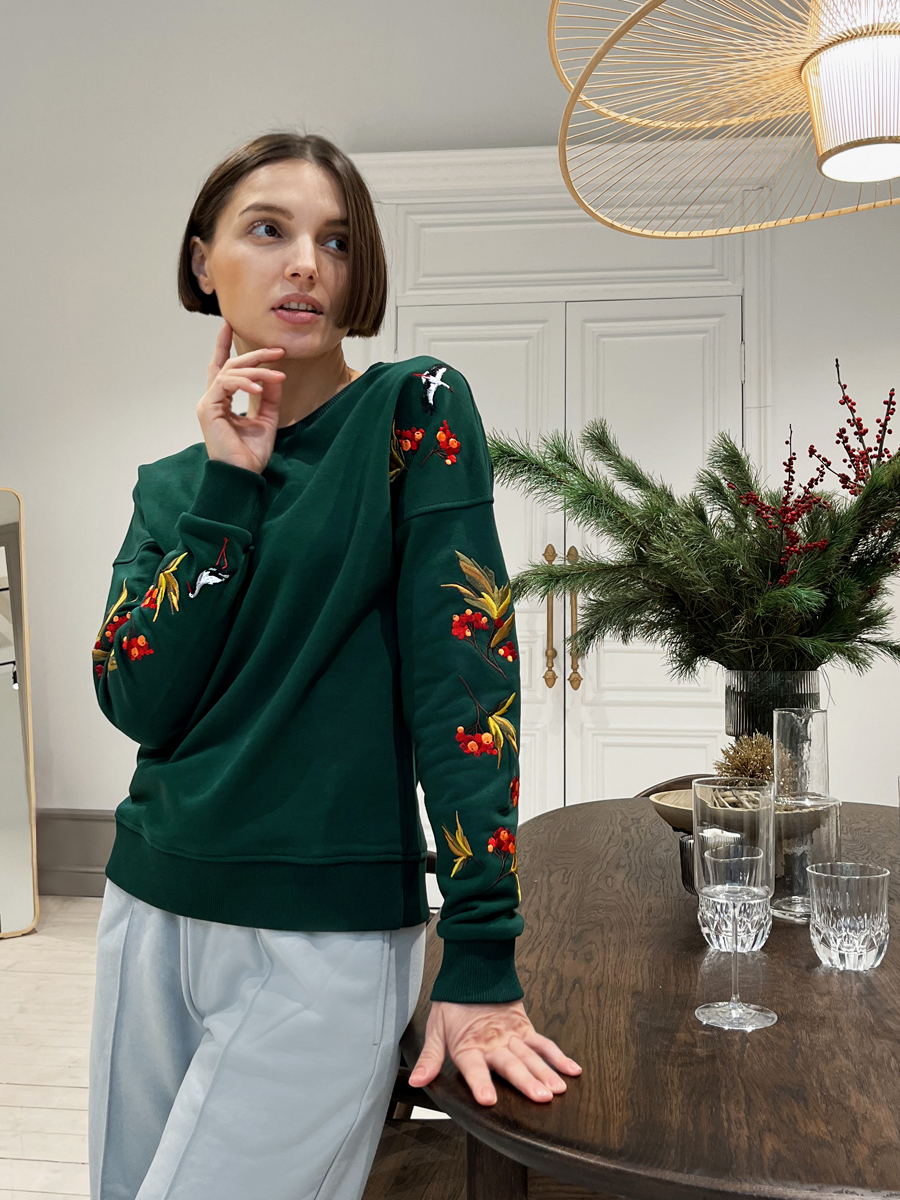 Женский свитшот изумрудный с вышивкой "Грозди рябины"