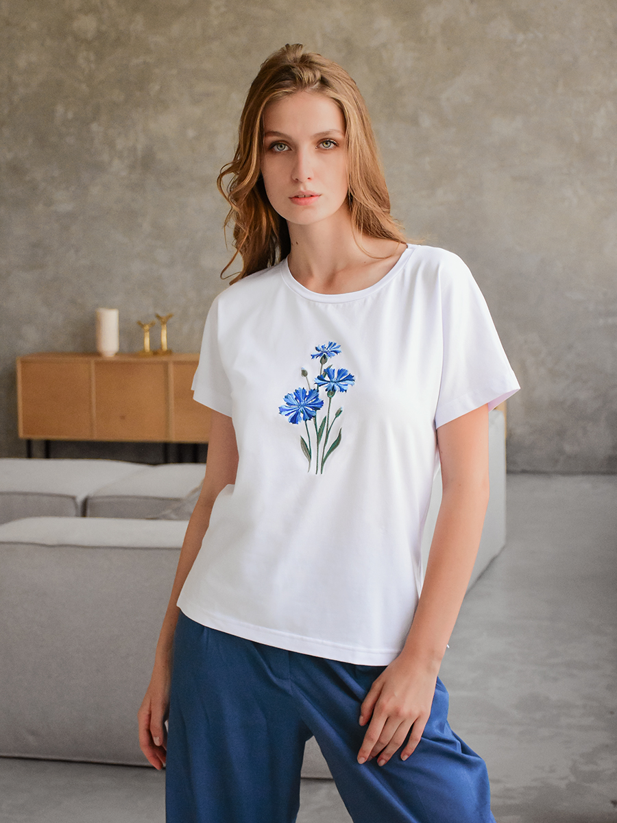 Женская белая футболка со спущенным плечом и разрезами с вышивкой "Василек"