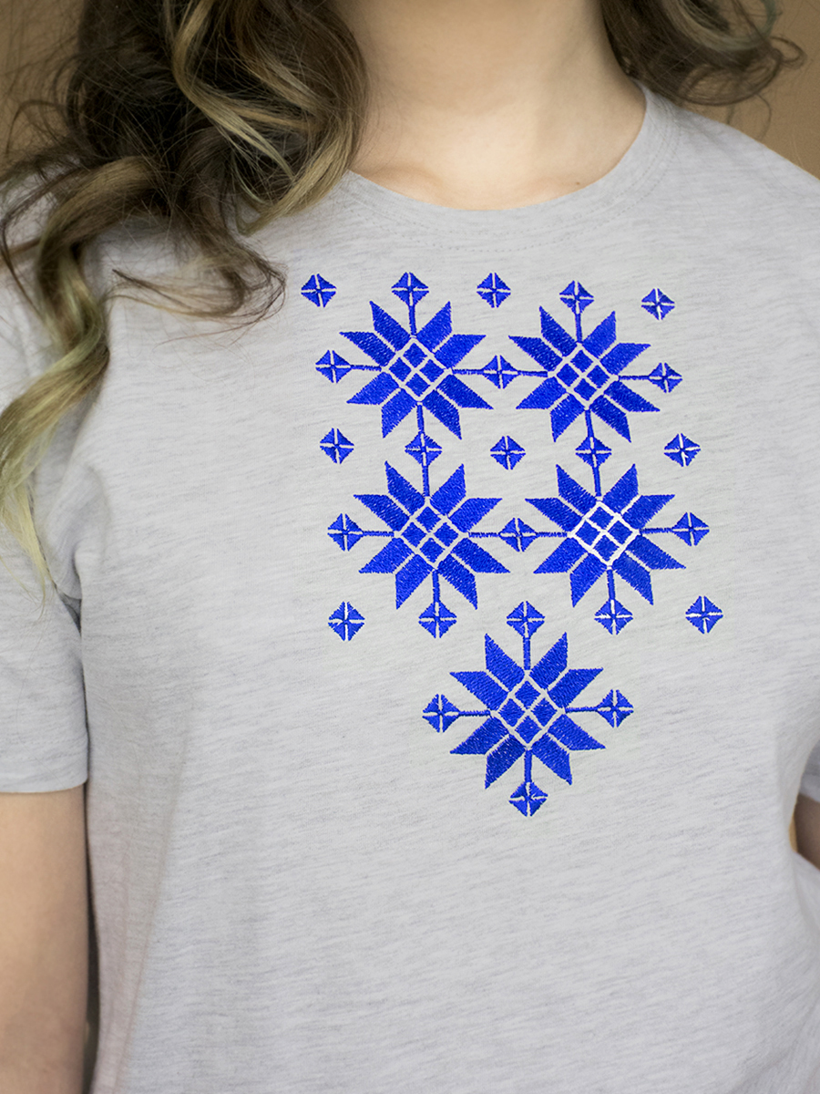 Детская футболка серая с синей вышивкой "Жыццё" 