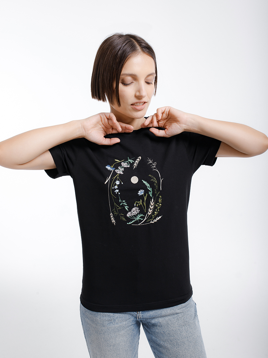 Женская футболка черная оверсайз с вышивкой "Вальс цветов"