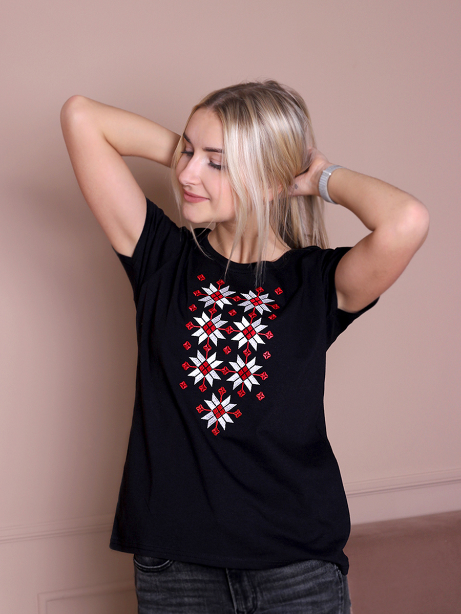 Женская футболка черная с красно-белой вышивкой "Жыццё" 