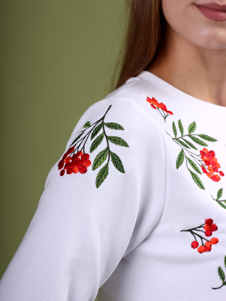 Женский свитшот белый с вышивкой "Рябинка" 