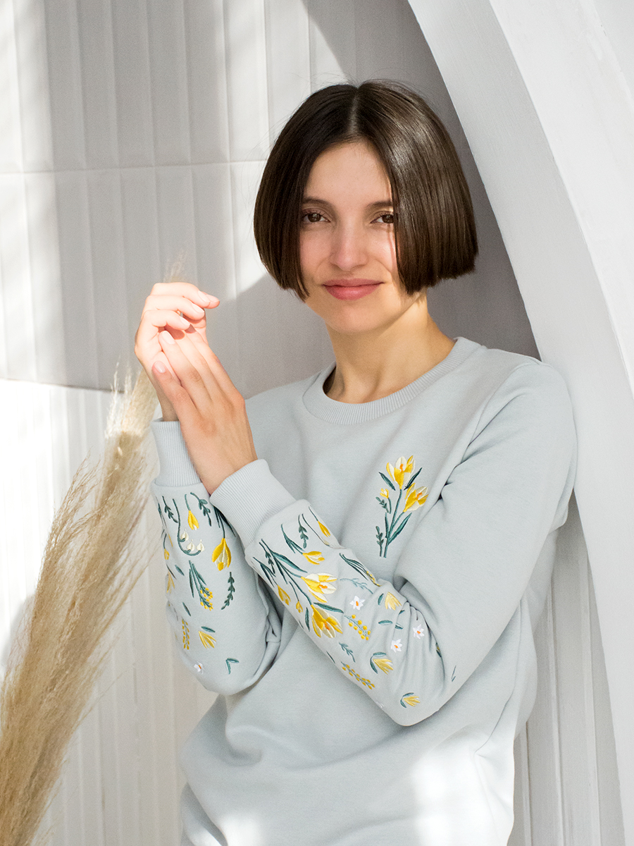Женский свитшот светло-серый с вышивкой "Крокусы"