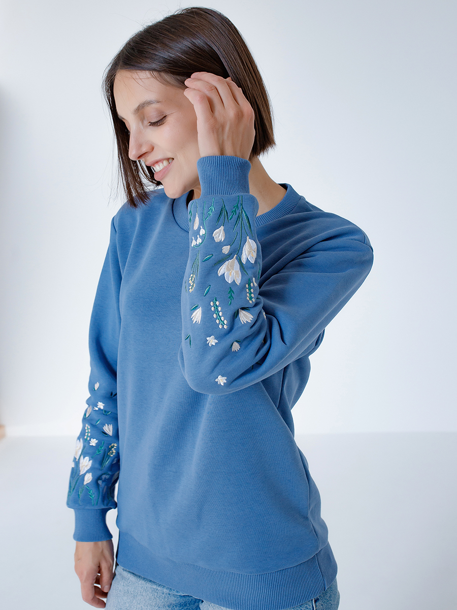 Женский свитшот джинсового цвета прямого кроя с вышивкой "Крокусы"