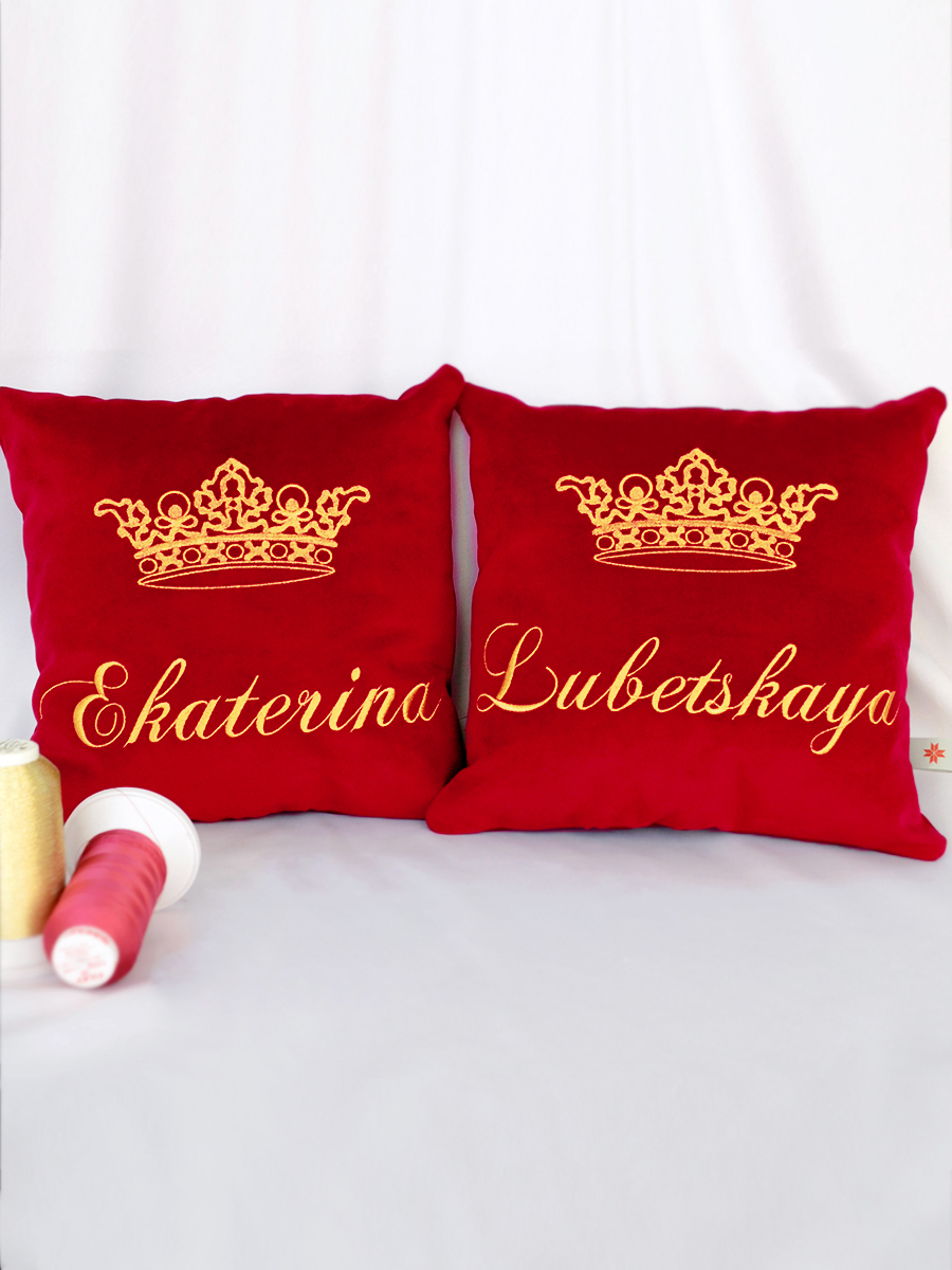 Комплект красных подушек с именной вышивкой, 33x33 см