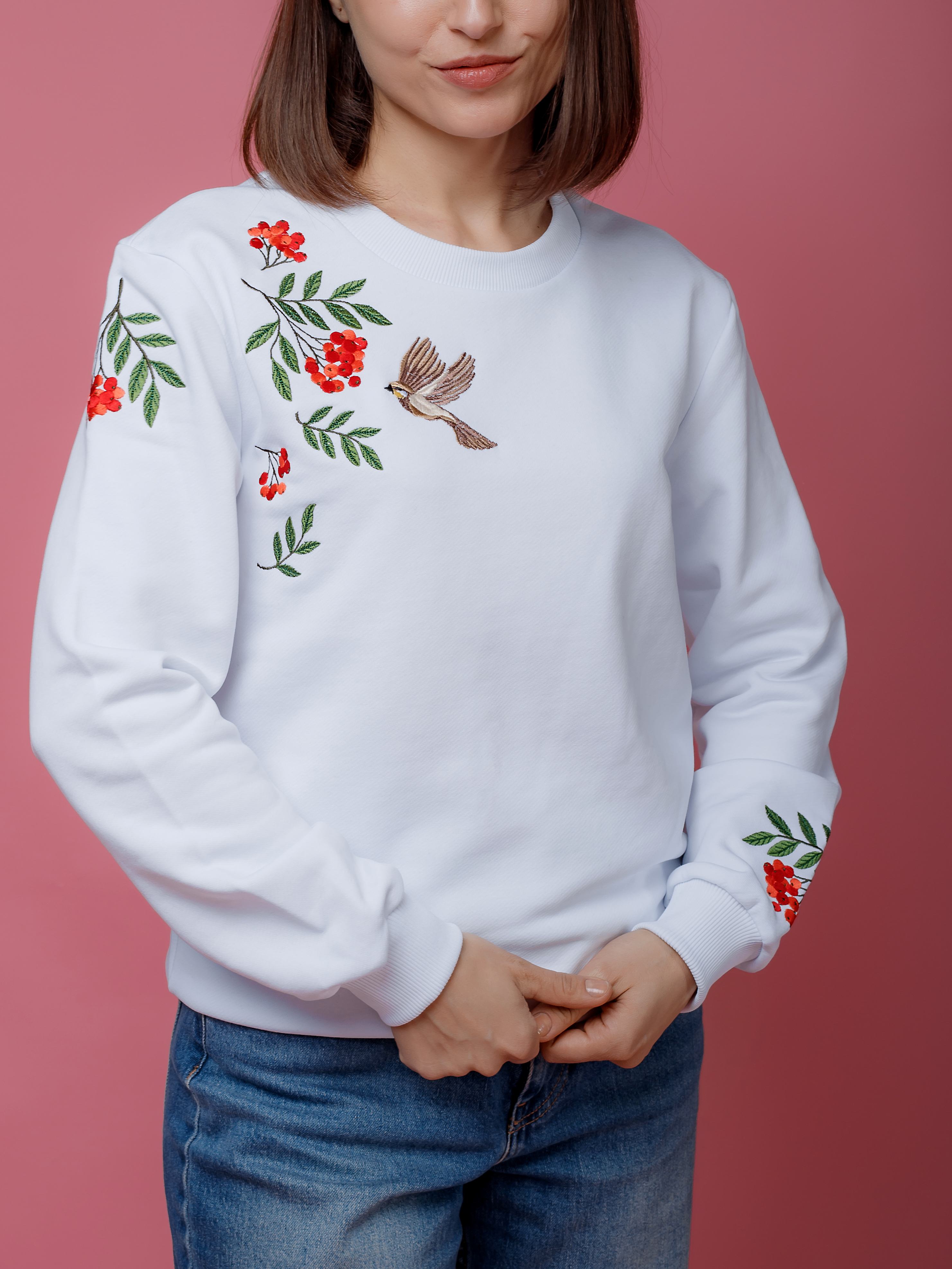 Женский свитшот белый прямого кроя с вышивкой "Рябинка"