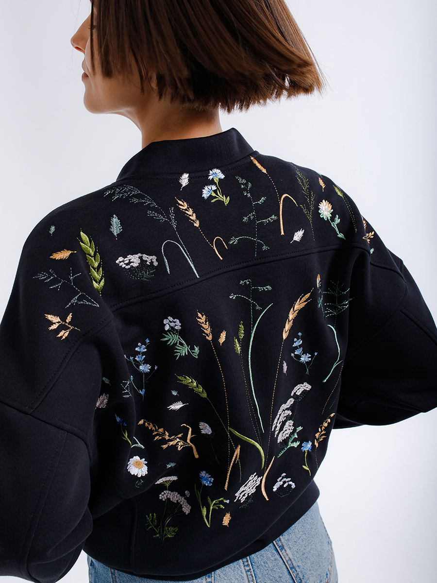 Бомбер черный женский с вышивкой "Цветущий ветер"