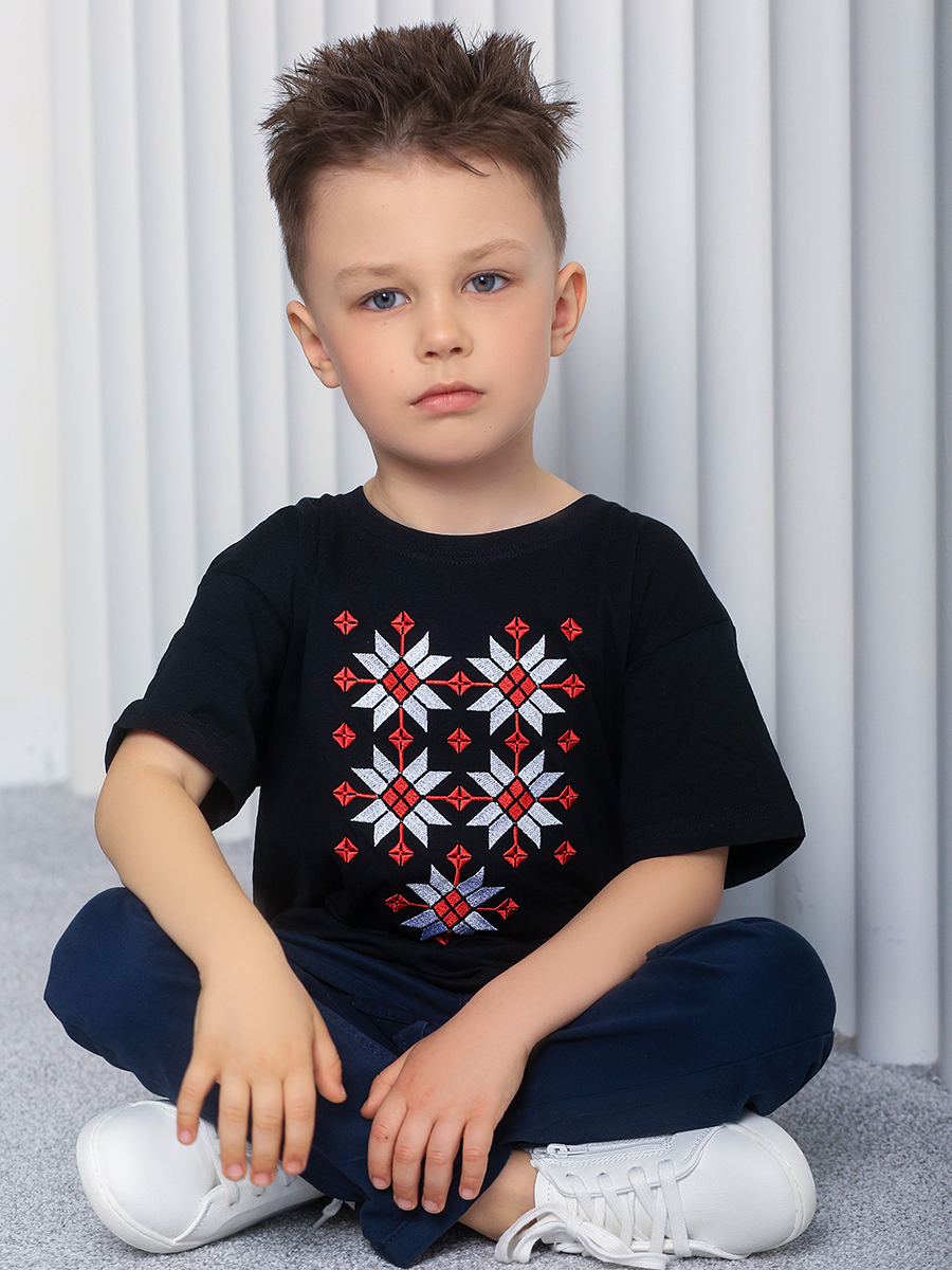 Детская футболка черная с красно-белой вышивкой "Жыццё"