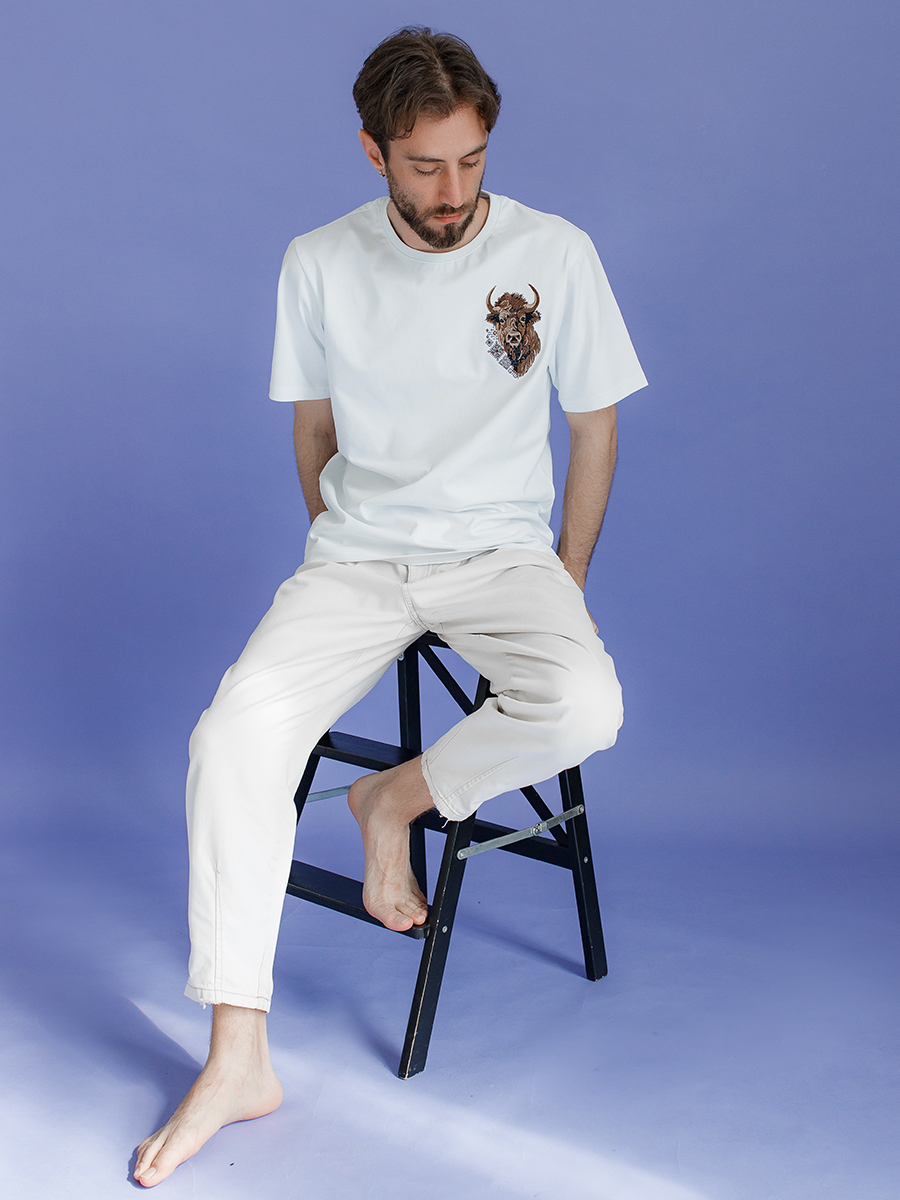 Белая футболка мужская плотная с вышивкой "Бизон"