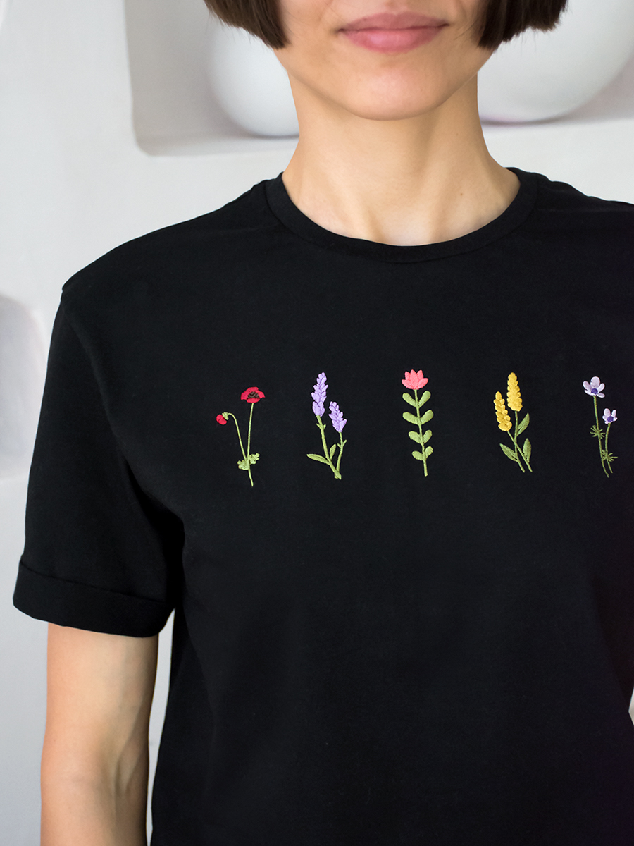 Женская черная футболка оверсайз с вышивкой "5 flowers"