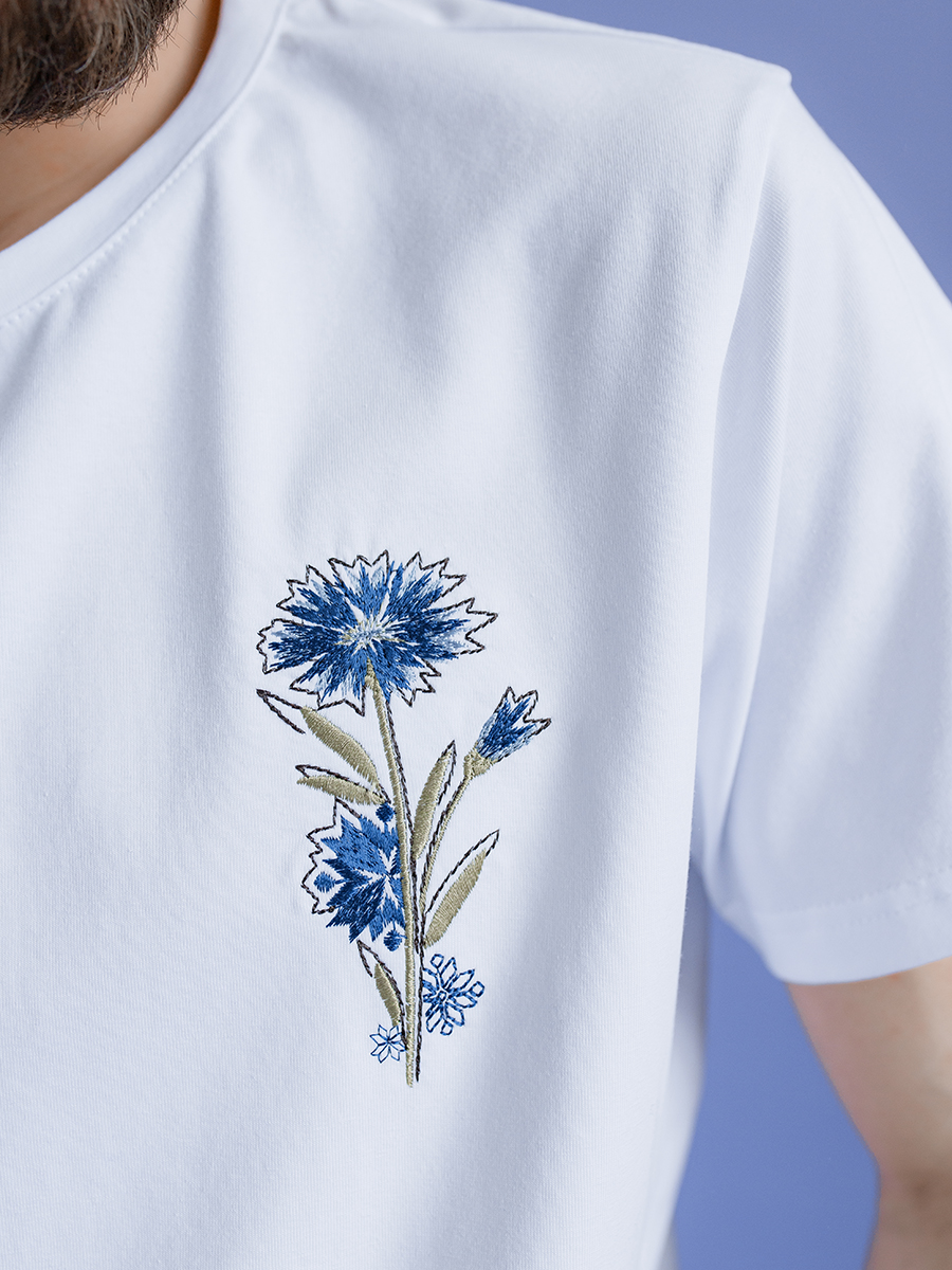 Белая футболка мужская с вышивкой "Василек"