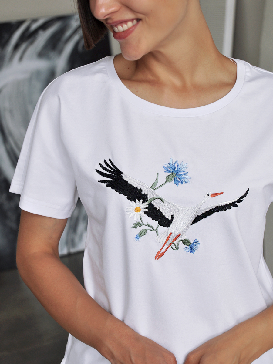 Женская белая футболка со спущенным плечом с вышивкой "Аист"