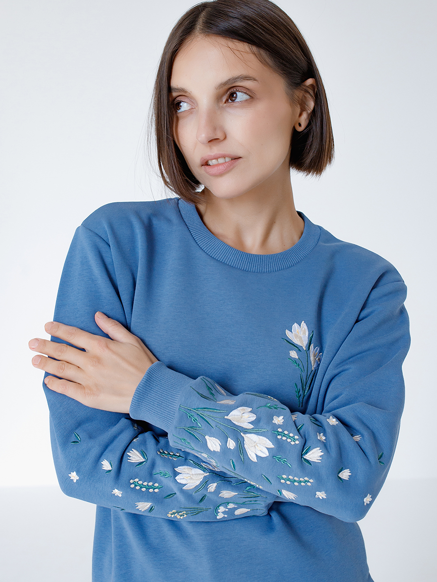 Женский свитшот джинсового цвета прямого кроя с вышивкой "Крокусы"