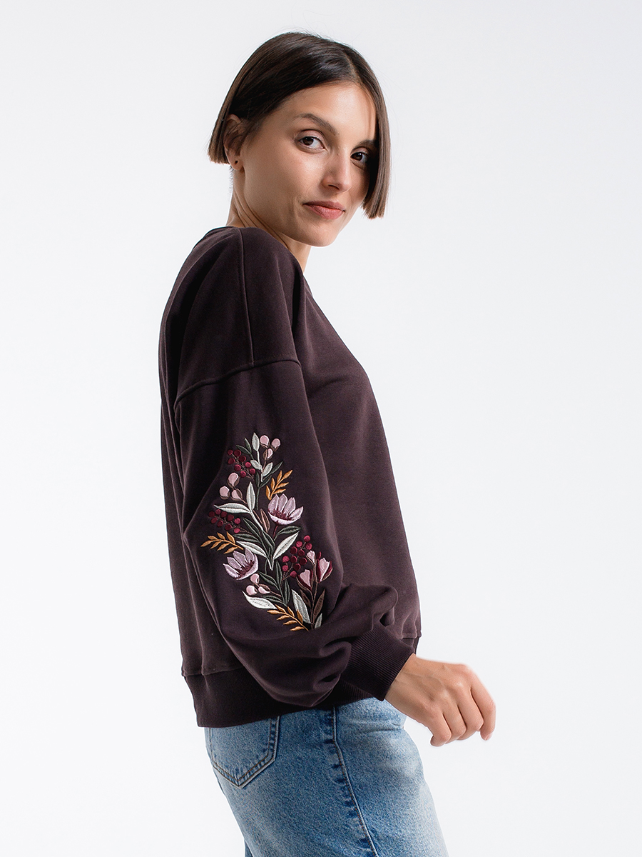 Горький шоколад женский свитшот оверсайз с цветочной вышивкой на рукавах