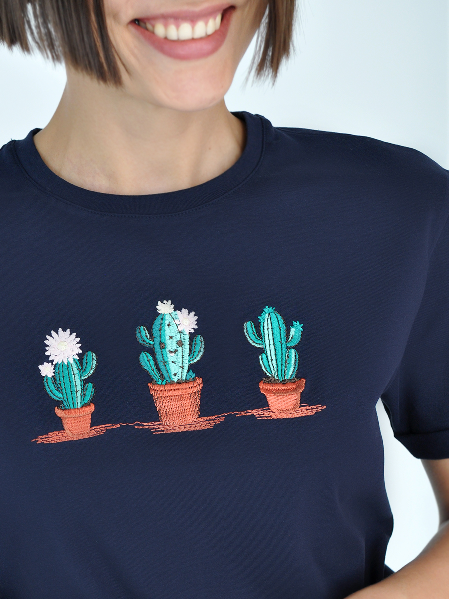 Женская темно-синяя футболка оверсайз с вышивкой "Кактусы"