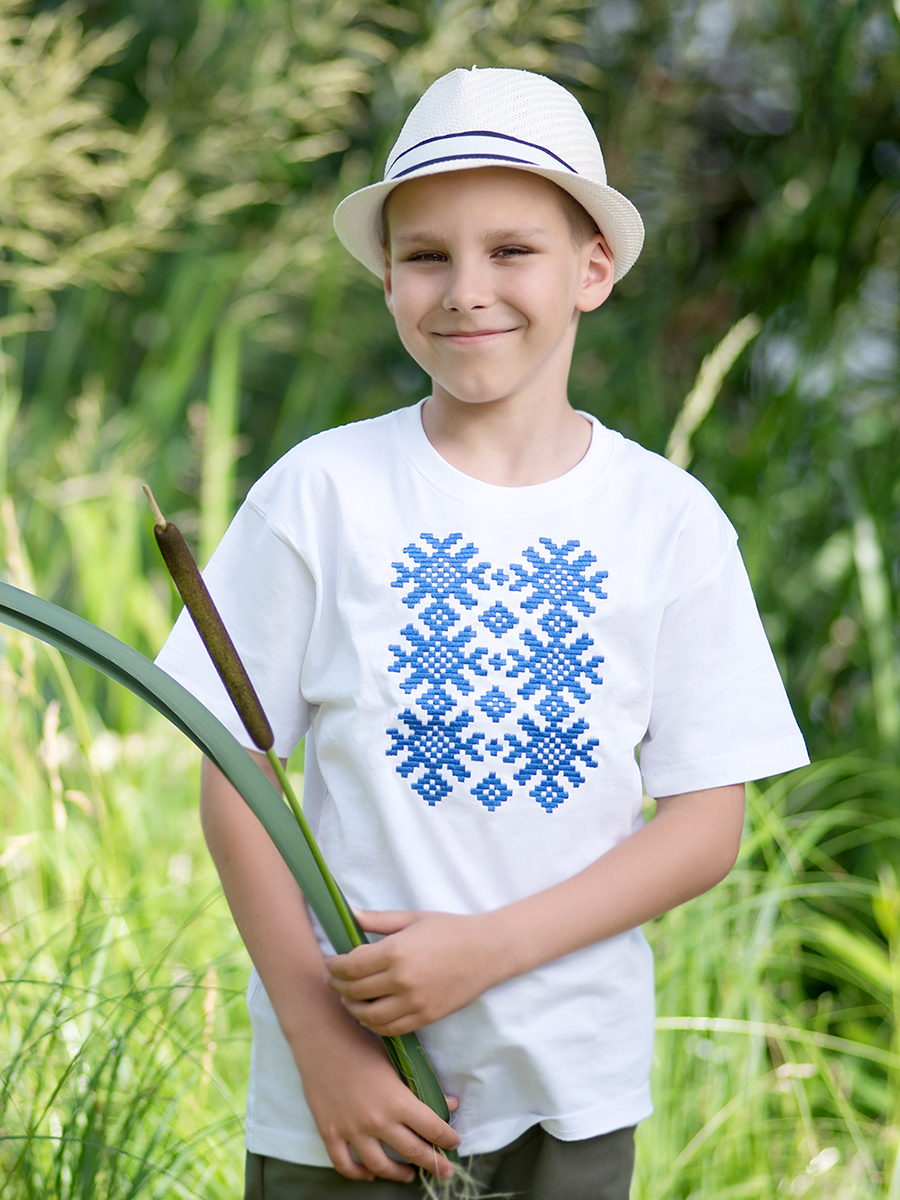 Детская футболка белая с синей вышивкой "Ярыла" 