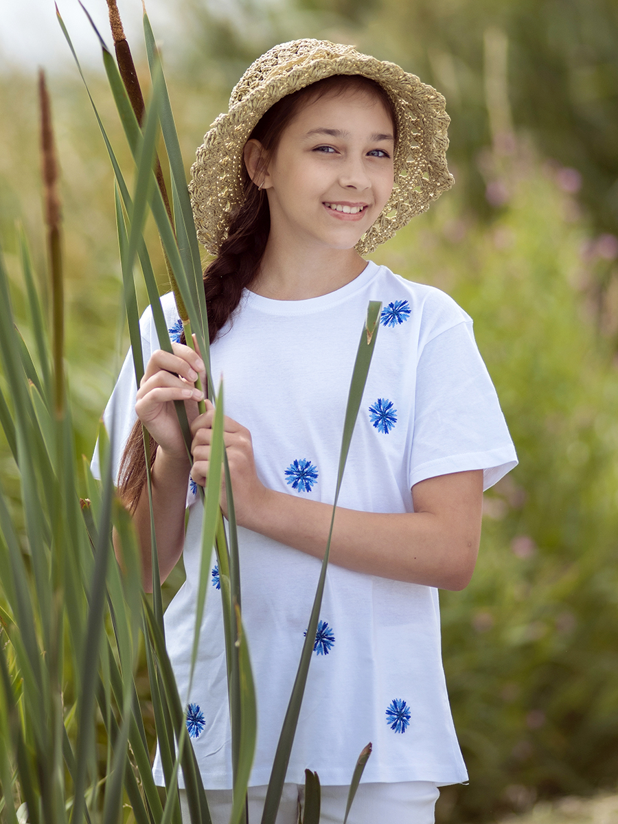 Детская футболка белая с вышивкой "Василёчки"