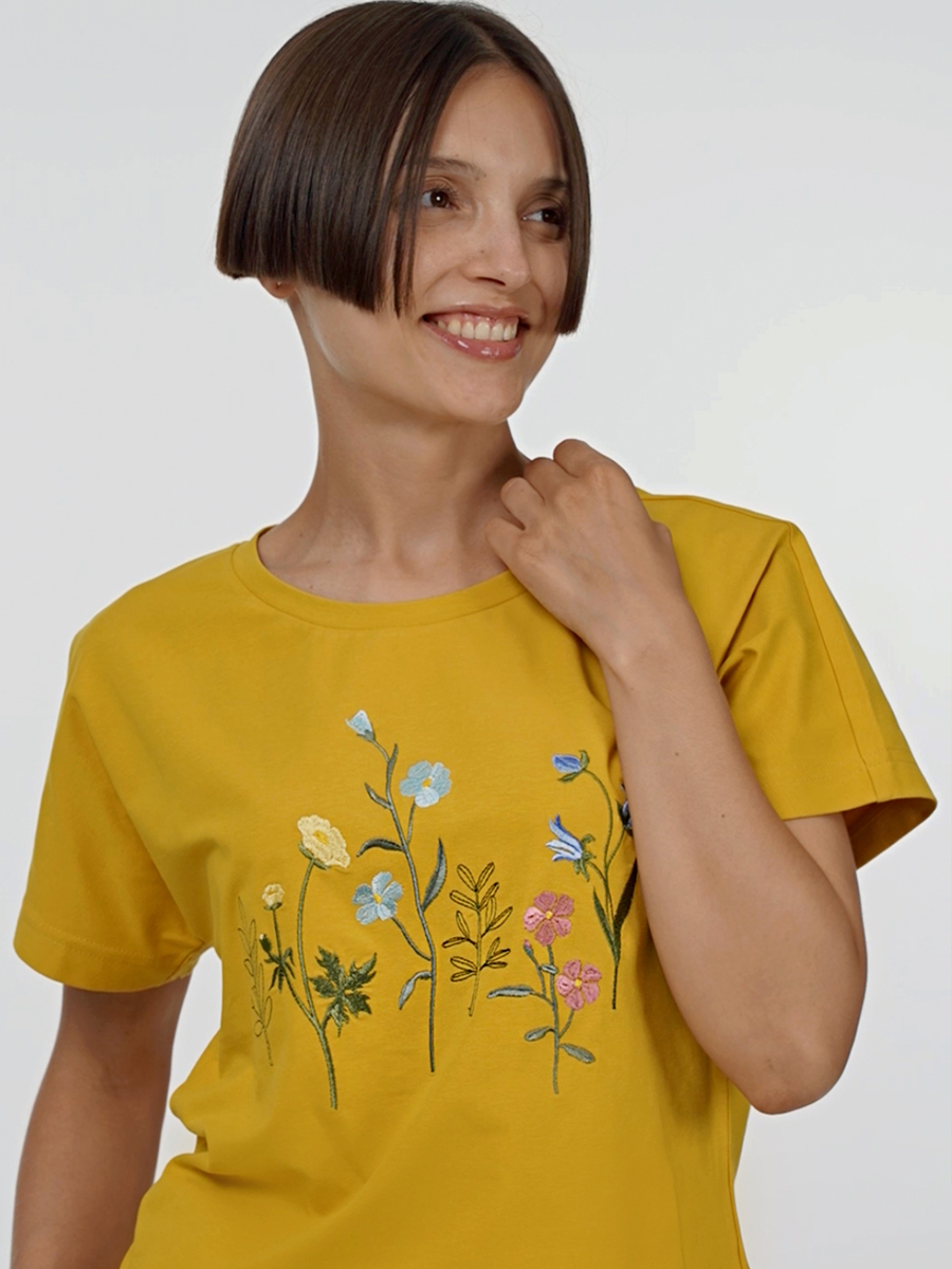 Женская горчичная футболка со спущенным плечом и разрезами с вышивкой "Мир цветов"