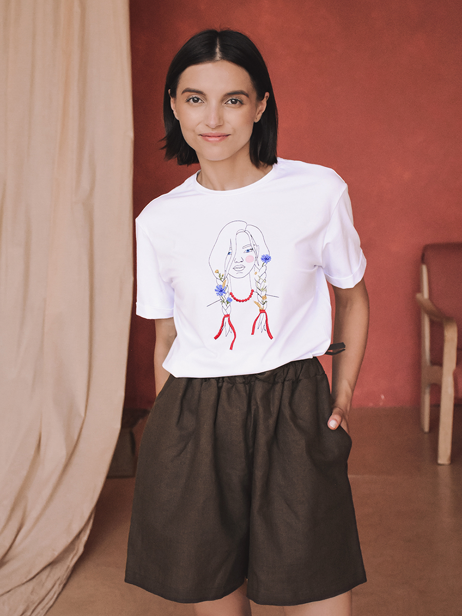 Женская белая футболка оверсайз с вышивкой "Девушка с косичками"