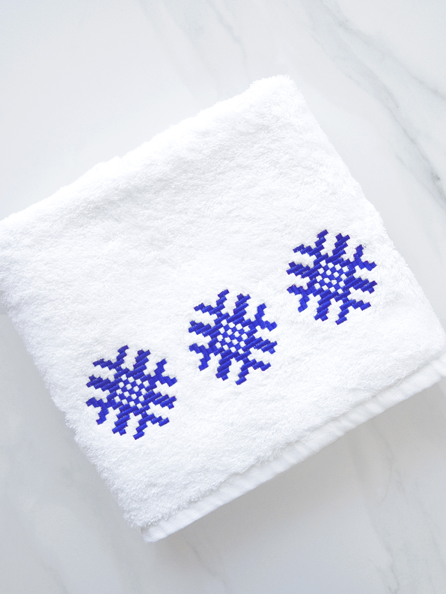 Белое полотенце с синей вышивкой "Ярыла" 