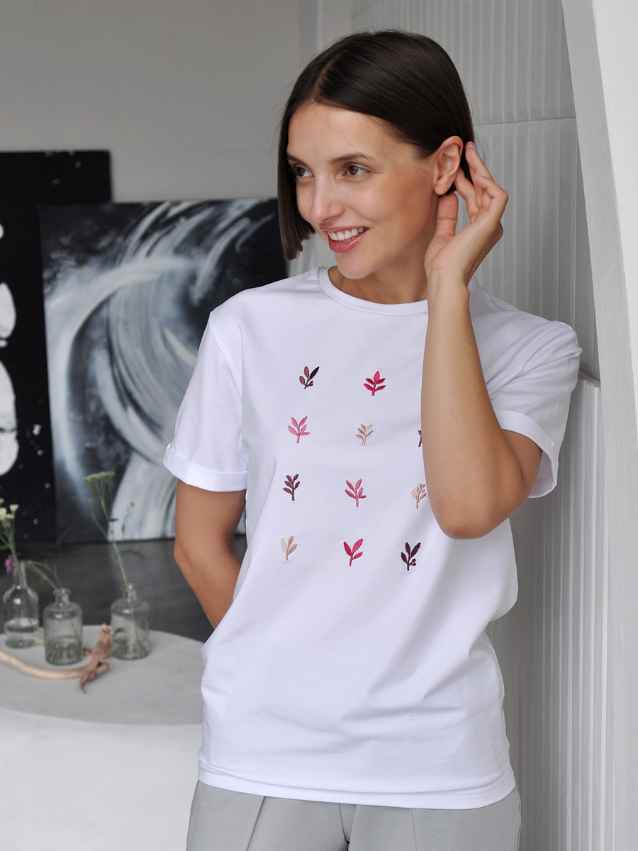 Женская белая футболка оверсайз с вышивкой "Листопад"