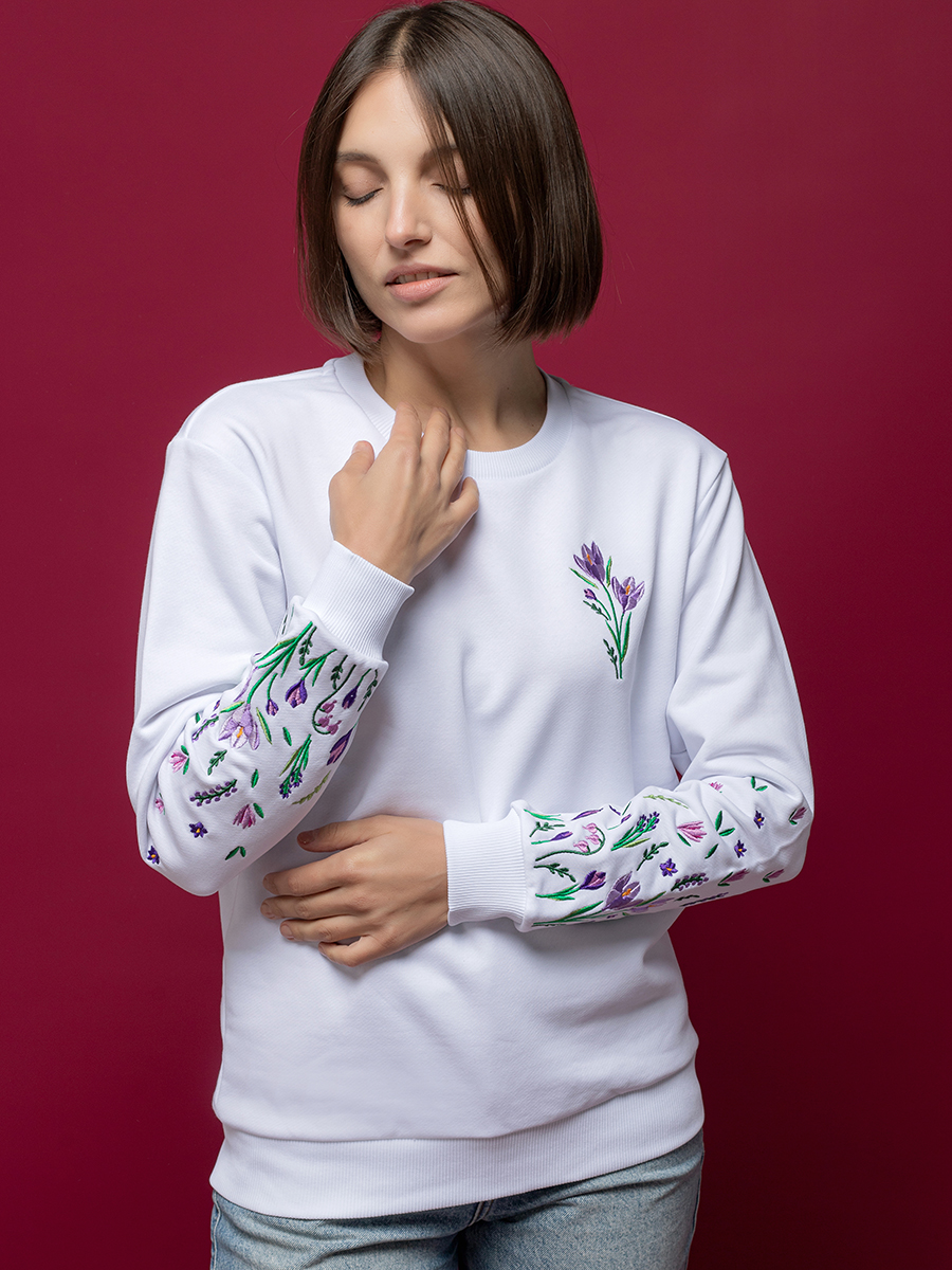 Женский свитшот белый прямого кроя с вышивкой "Крокусы"