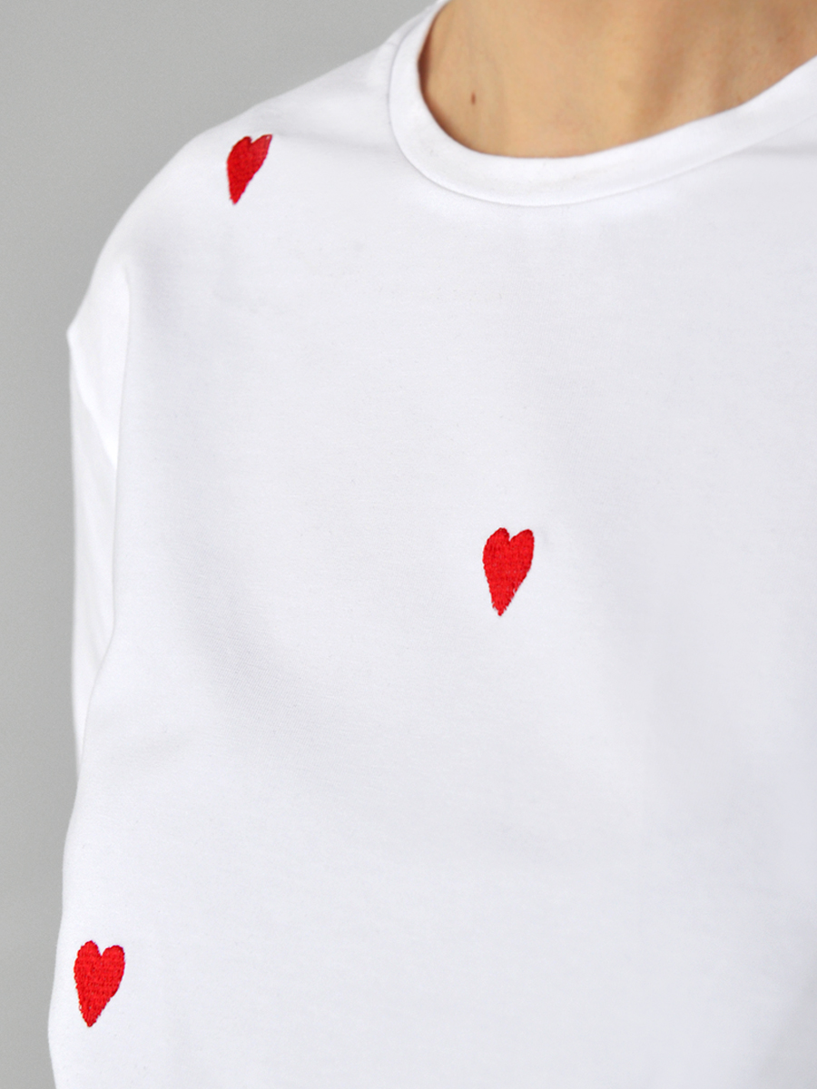 Женская белая футболка оверсайз с красной вышивкой "Сердечки"