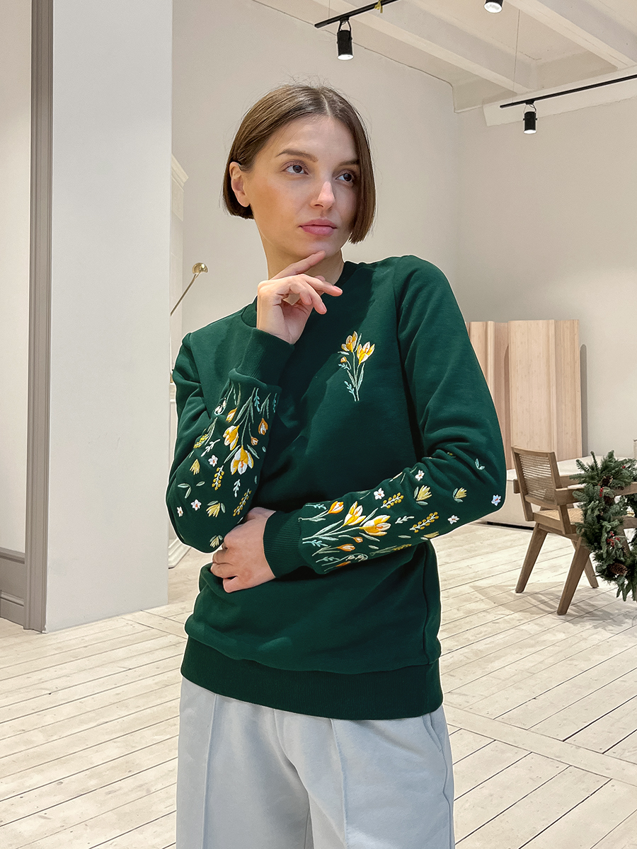 Женский свитшот изумрудный с вышивкой "Крокусы"