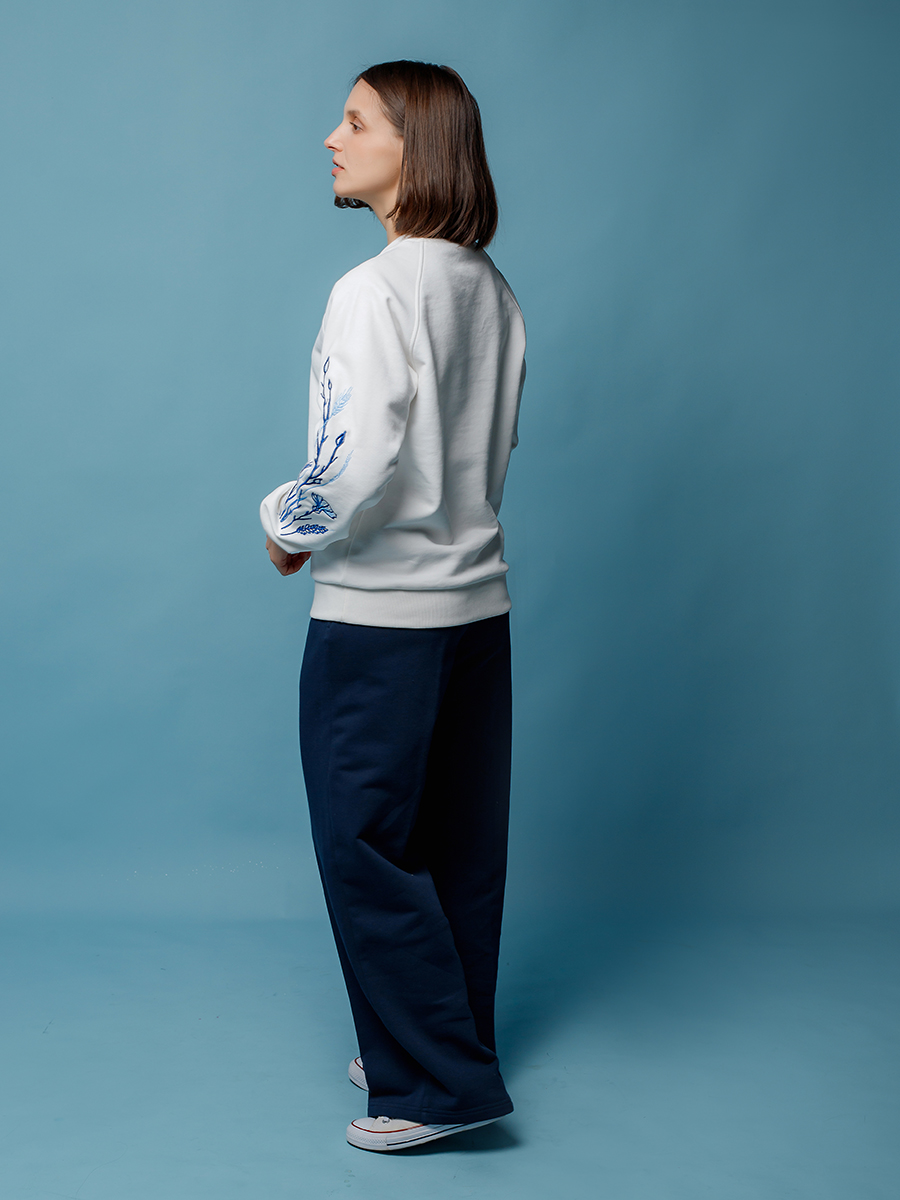Женский свитшот реглан молочного цвета с вышивкой "Васильковые грёзы"