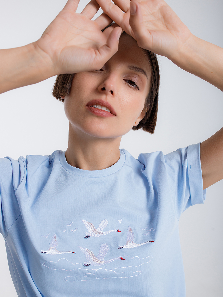 Женская футболка голубая  оверсайз с вышивкой "Лебеди"