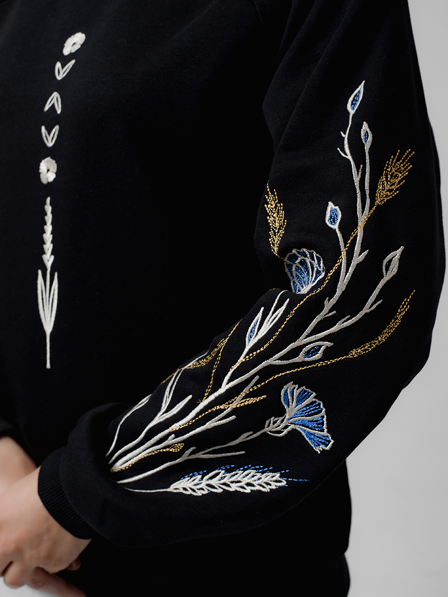 Женский свитшот реглан черного цвета с вышивкой "Васильковые грёзы"