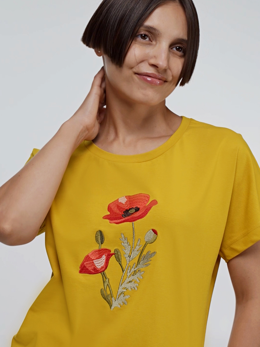 Женская горчичная футболка со спущенным плечом с вышивкой "Маки"