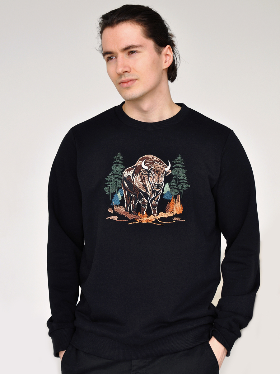 Свитшот мужской черный с вышивкой "Зубр"