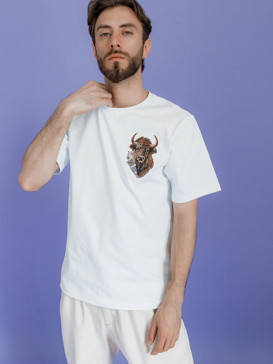 Белая футболка мужская с вышивкой "Бизон"