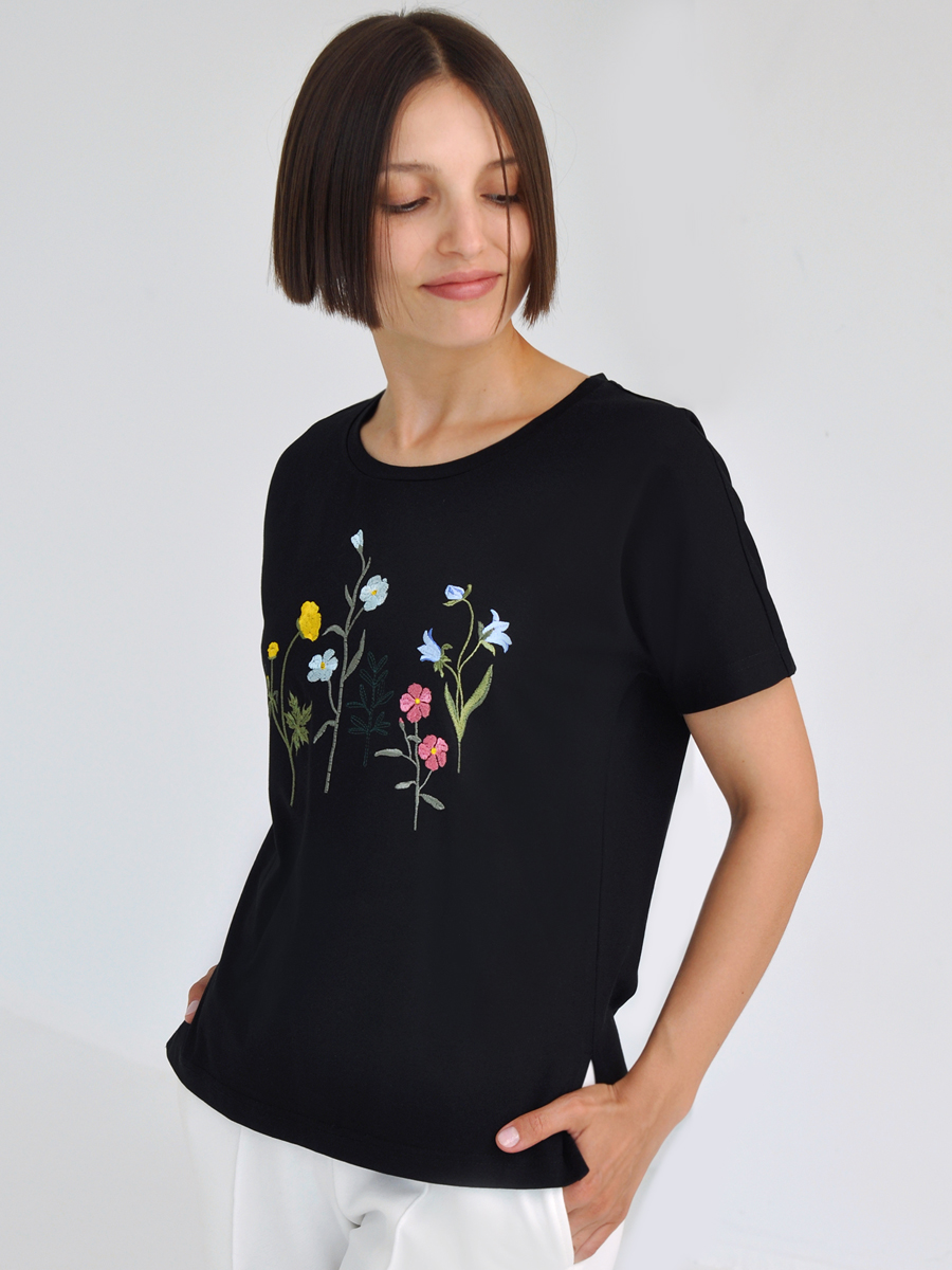Женская черная футболка со спущенным плечом и разрезами с вышивкой "Мир цветов"