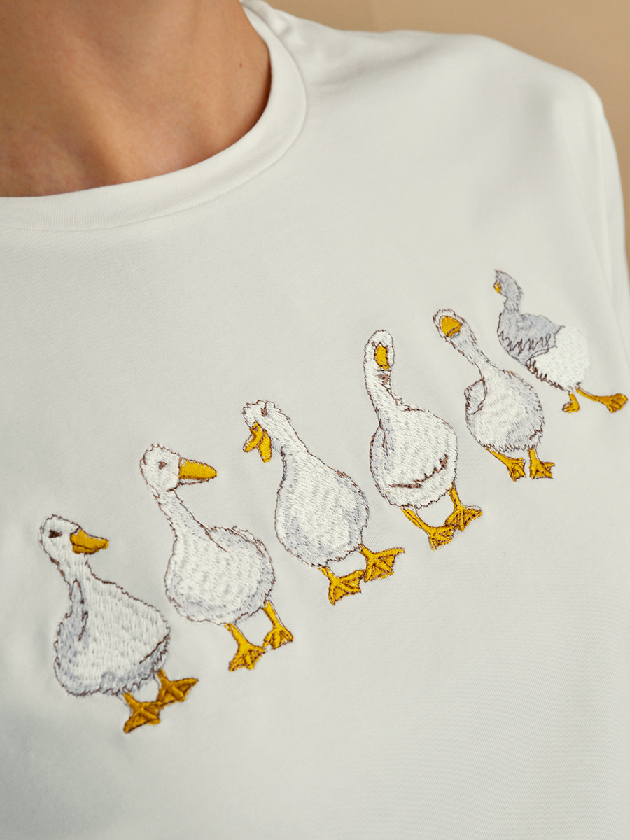 Женская молочная футболка оверсайз с вышивкой "Гуси"