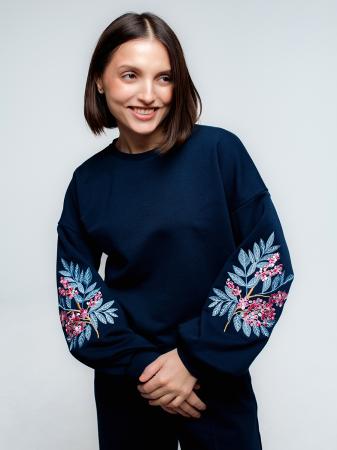 Темно-синий женский свитшот оверсайз с вышивкой "Хрустальная ягода" на рукавах