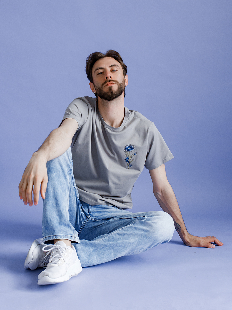 Серо-бежевая футболка мужская с вышивкой "Василек"