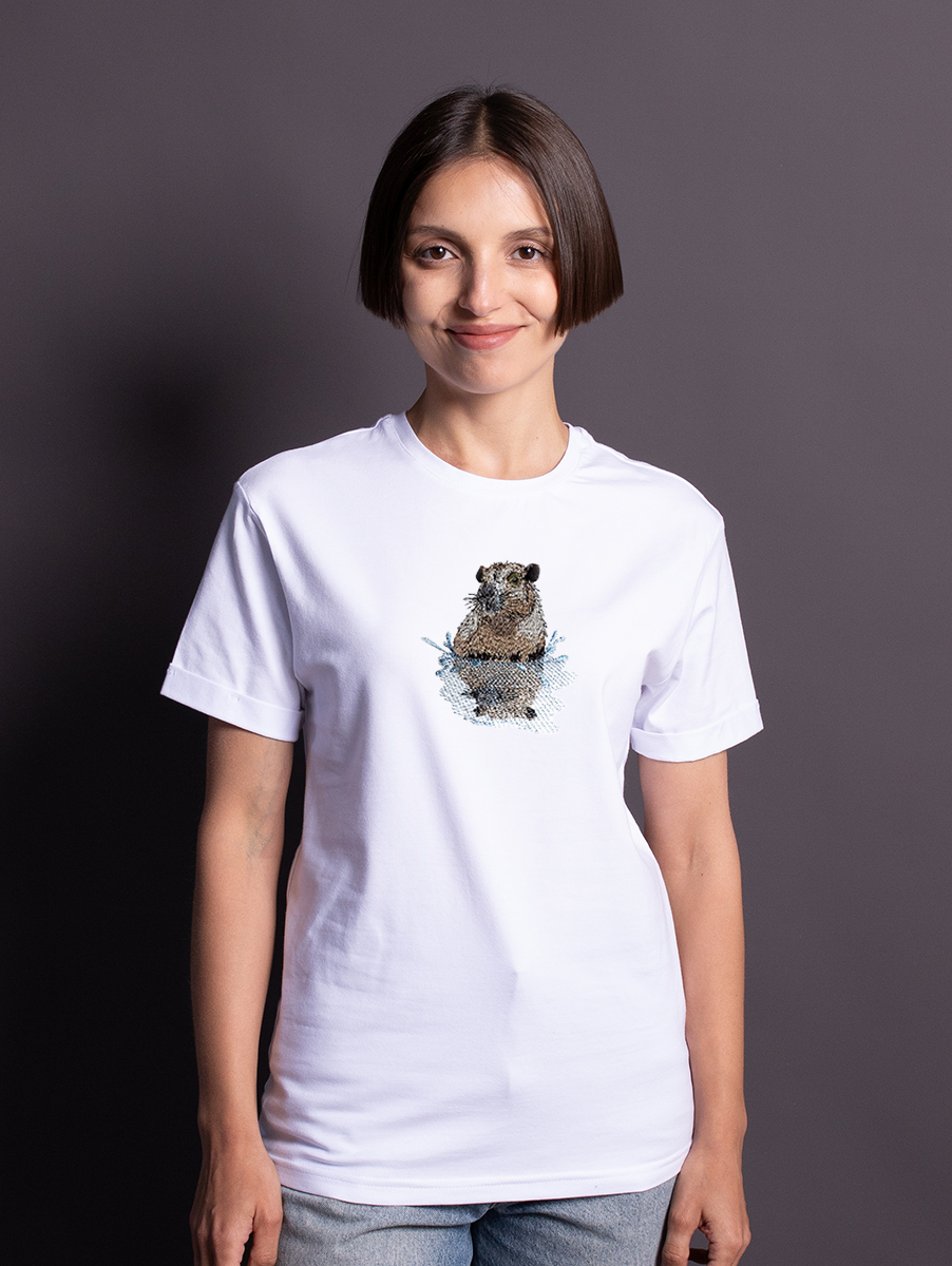 Женская футболка белая оверсайз с вышивкой "Капибара"