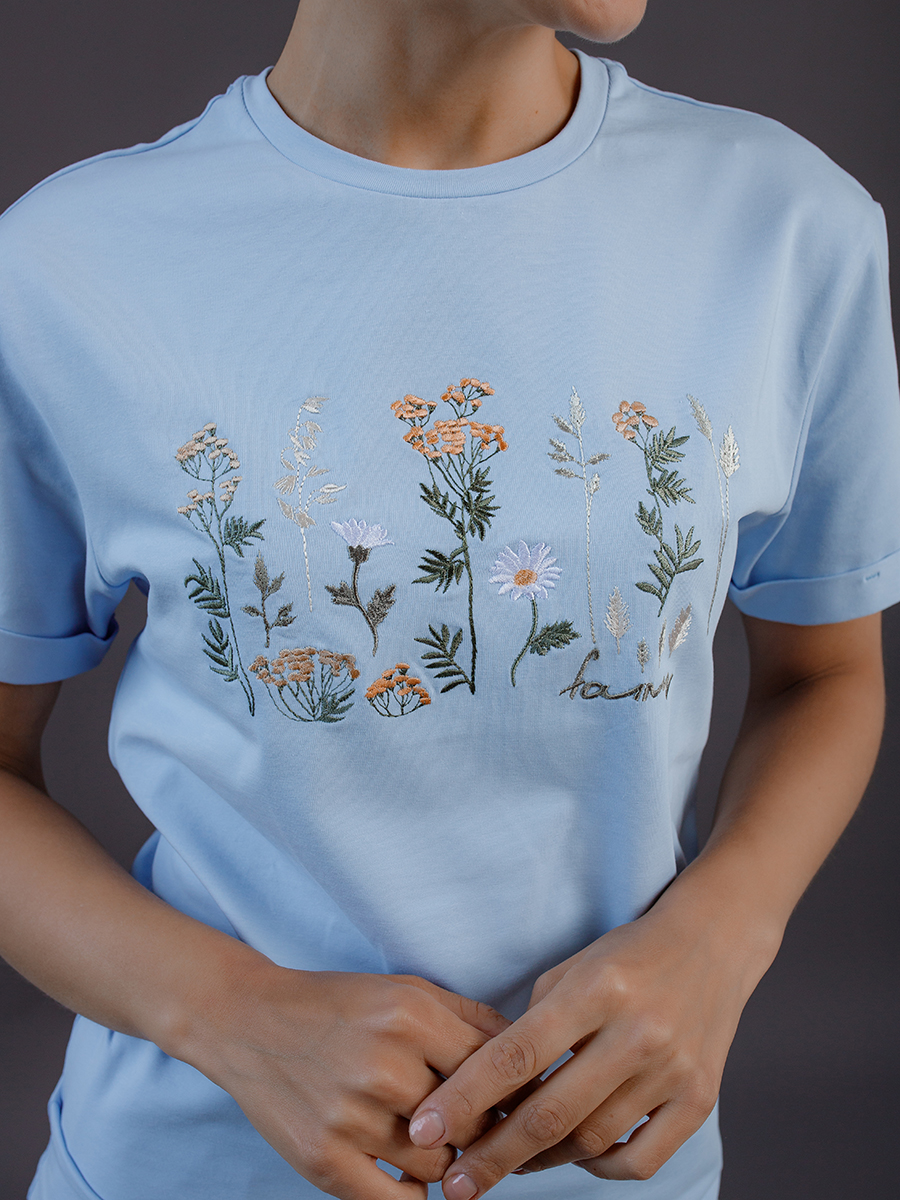 Женская футболка голубая  оверсайз с вышивкой "Солнечное настроение"