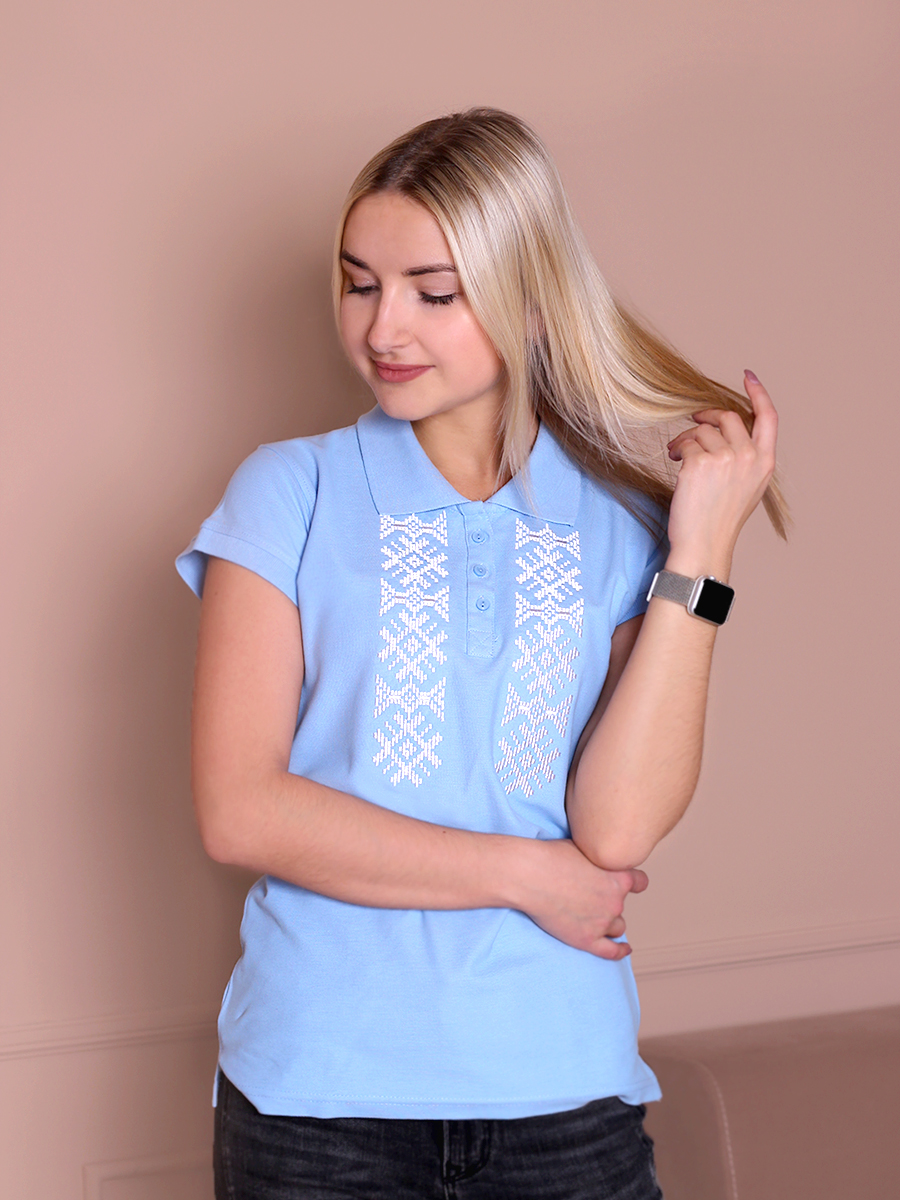 Женская футболка-поло голубая с белой вышивкой "Сонца" 