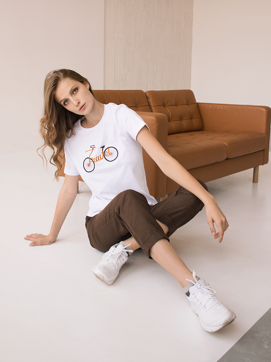 Женская белая футболка оверсайз с вышивкой "TRAVEL"