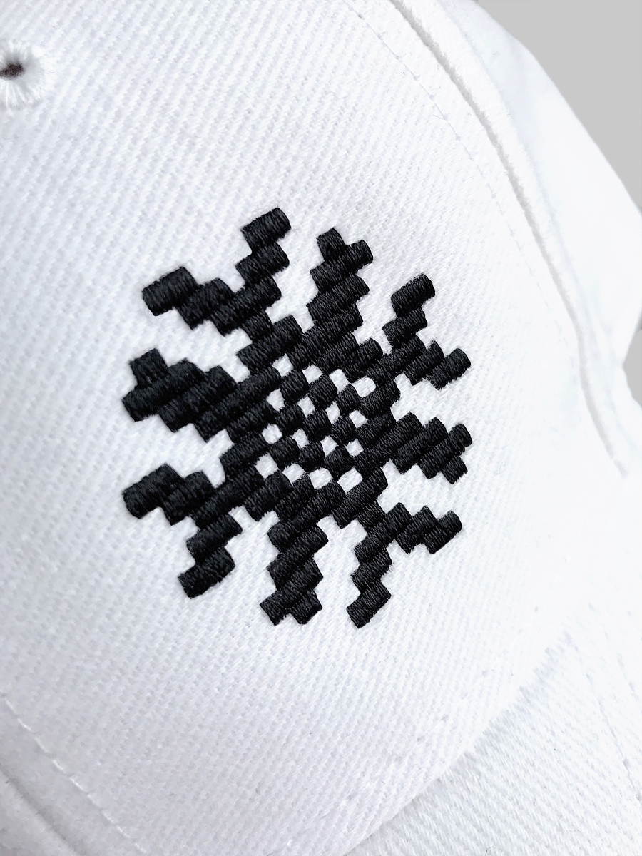 Белая бейсболка сэндвич с черной вышивкой "Ярыла"