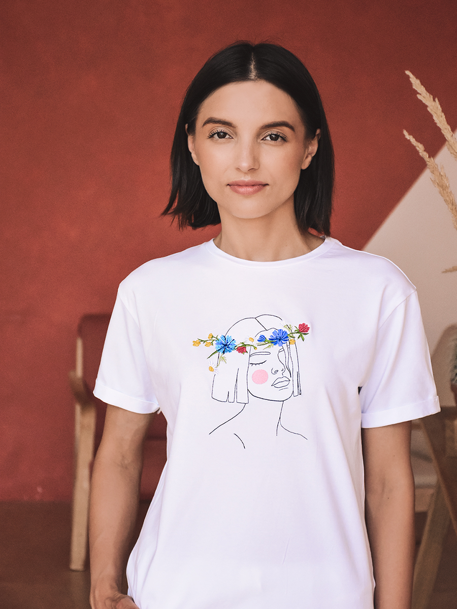 Женская белая футболка оверсайз с вышивкой " Девушка с венком"