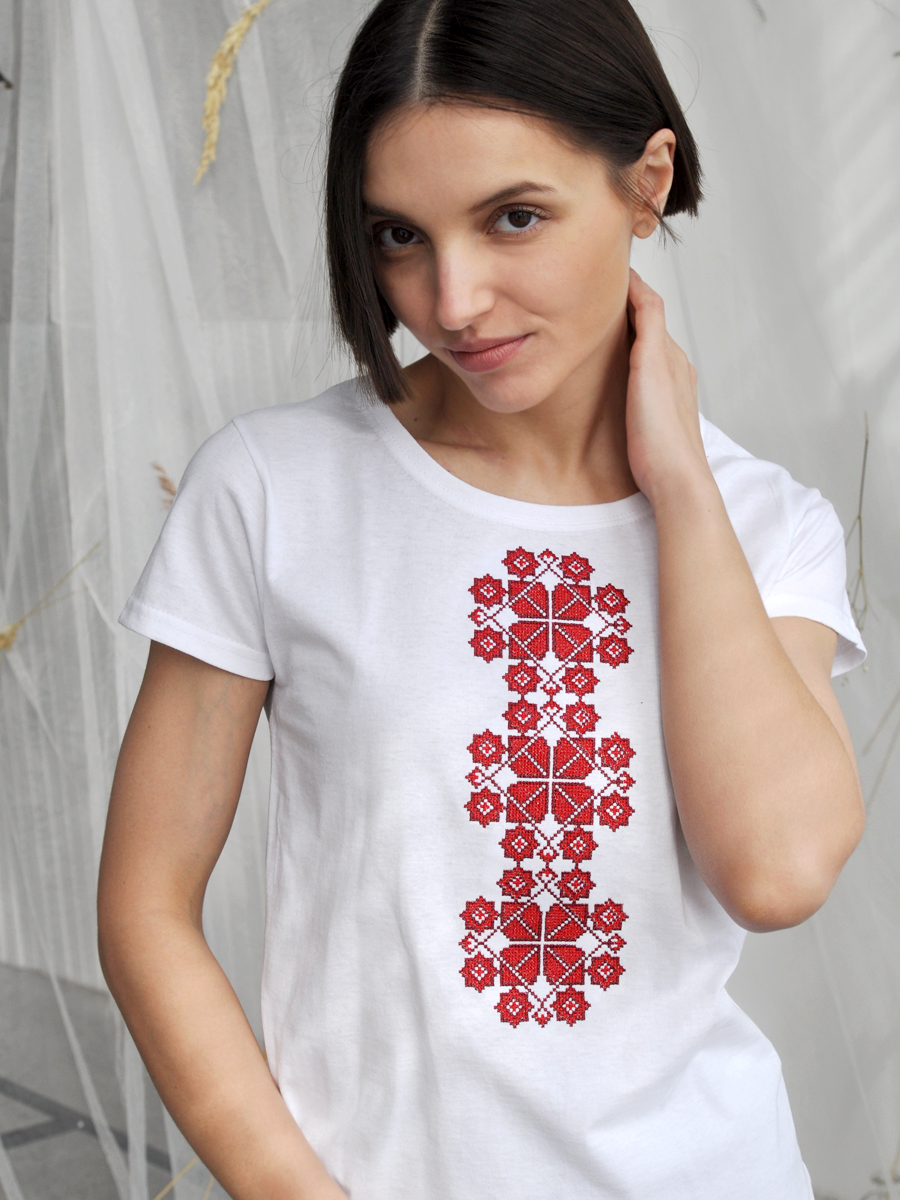 Женская футболка белая с красной вышивкой "Каляды" 