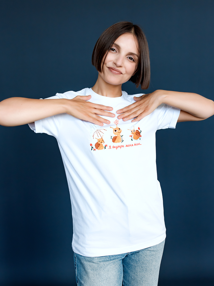 Женская белая футболка оверсайз с вышивкой "Улиточки"