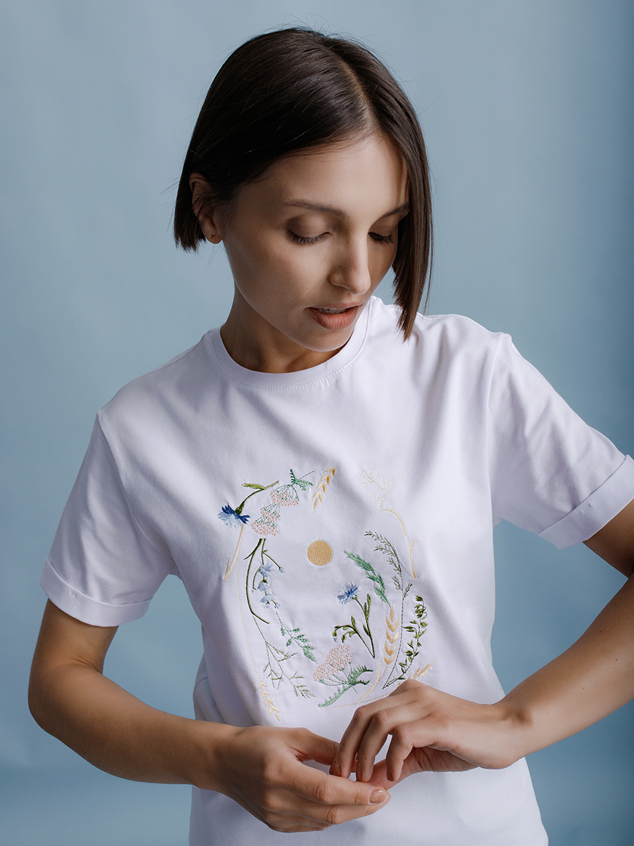 Женская футболка белая оверсайз с вышивкой "Вальс цветов"